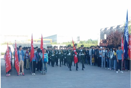 国旗护卫队护卫国旗入场